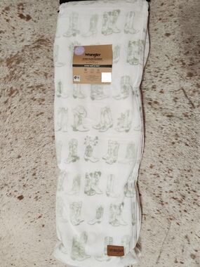 Wrangler White/Green Boot Print Plush Full/Queen Blanket
